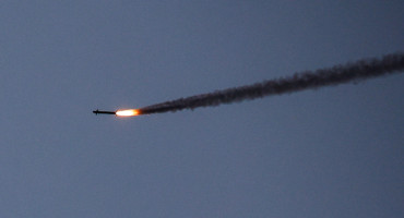 n interceptor de misiles Iron Dome vuela por el cielo, durante un conflicto en curso entre Israel y el grupo islamista palestino Hamas, en la frontera con Gaza. Reuters