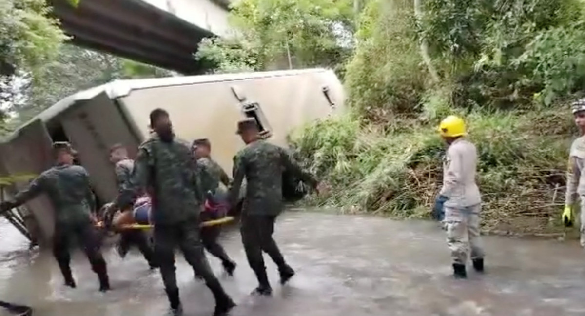 Caída fatal de un micro en Honduras. Video: REUTERS.