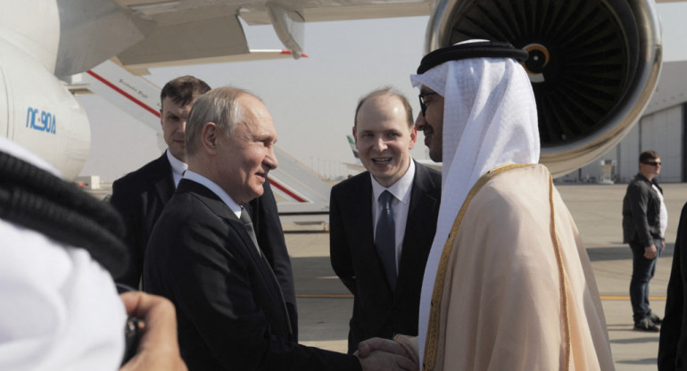 Vladimir Putin en su llegada a Emiratos Árabes Unidos. Foto: Reuters.