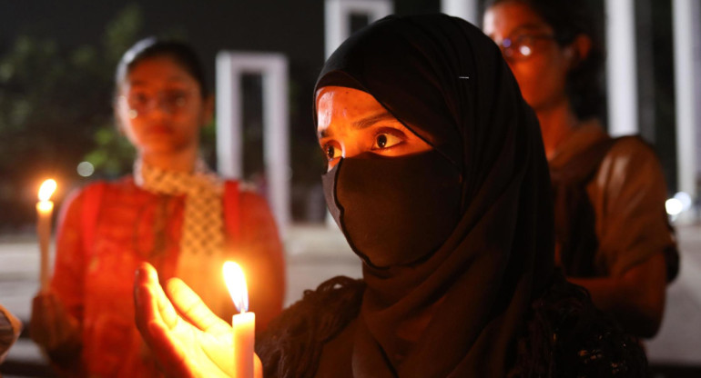 Miembros de la organización social 'Bangladesh Stand with Palestina' mantienen una vigilia con velas frente al monumento nacional Central Shaheed Miner para protestar contra el asesinato de niños y mujeres palestinos en la Franja de Gaza. EFE