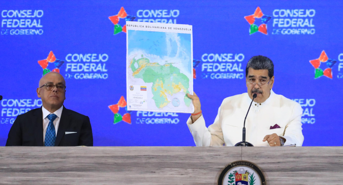 Nicolás Maduro presentando el nuevo mapa de Venezuela con la adhesión del Esequibo.
