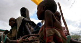 Una niña desnutrida aguarda la llegada de comida junto al resto de su familia en un centro de alimentación de Elwak, unos 1.500 kilómetros al norte de Nairobi (Kenia). EFE