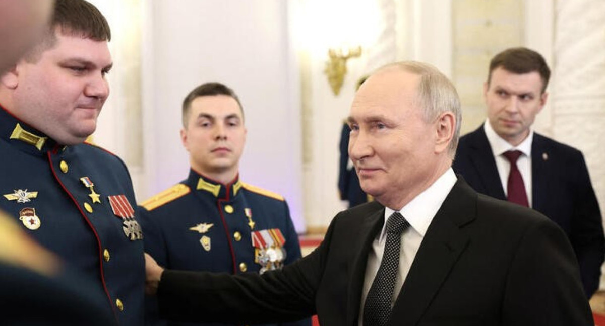 Vladimir Putin junto a los militares condecorados en Rusia. Foto: REUTERS
