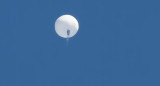 Imagen de un globo espía chino poco antes de ser derribado sobre Surfside Beach. Foto: archivo Reuters