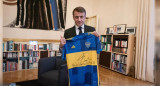 Macron posando con una camiseta de Boca. Foto: X