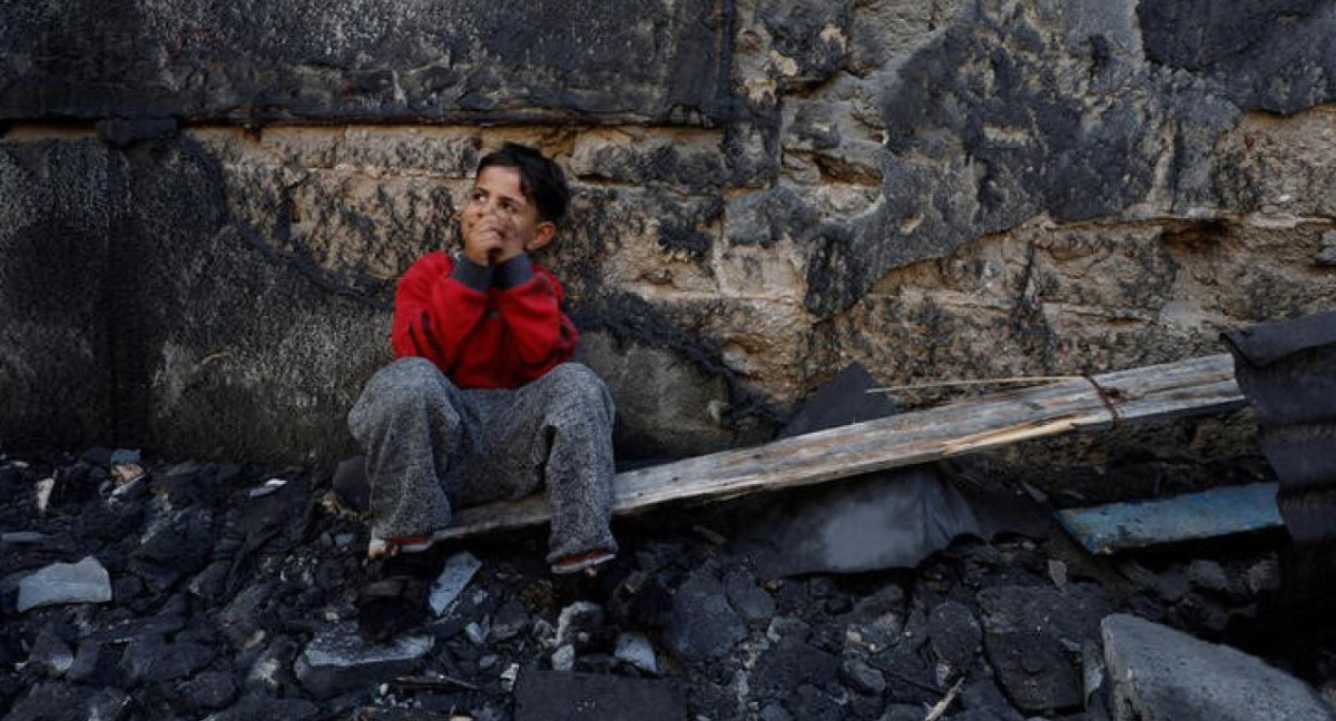 un niño palestino sentado junto a unos escombros en Jan Yunis, en el sur de la Franja de Gaza.. Reuters