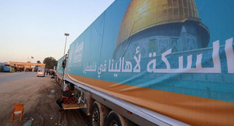 Varios camiones con ayuda humanitaria se disponen a cruzar el paso fronterizo egipcio de Rafah con dirección a Gaza.Reuters