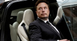 El director ejecutivo de Tesla, Elon Musk, sube a un automóvil Tesla al salir de un hotel en Beijing. Reuters