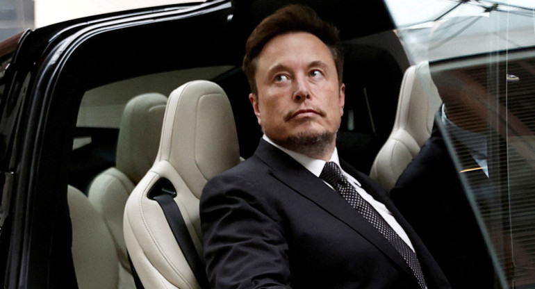 El director ejecutivo de Tesla, Elon Musk, sube a un automóvil Tesla al salir de un hotel en Beijing. Reuters