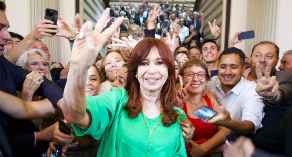 Cristina Kirchner, presente en la asunción de Axel Kicillof.