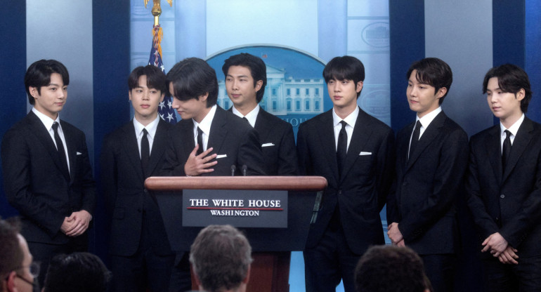 La Casa Blanca recibe a estrellas del K-Pop de BTS para debatir sobre el odio contra los asiáticos. Reuters