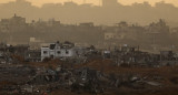 Edificios en ruinas en Gaza , visto desde el sur de Israel. Reuters
