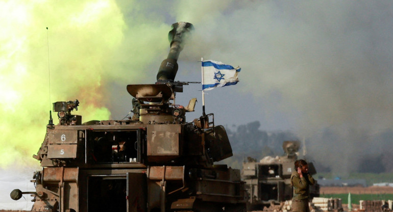 Una unidad de artillería israelí opera cerca de la frontera con Gaza . Reuters