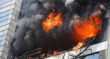 Explosión e incendio junto al Ministerio de Trabajo. Foto: Télam.