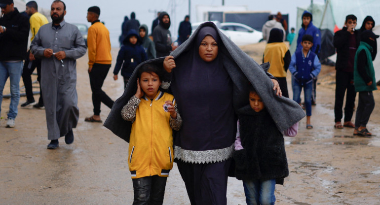 Familias en Gaza. Foto: Reuters.