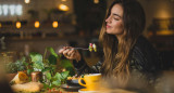 La hora ideal para cenar, según Harvard. Foto: Unsplash