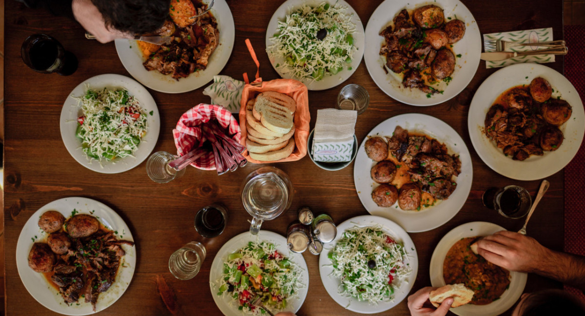 La hora ideal para cenar, según Harvard. Foto: Unsplash