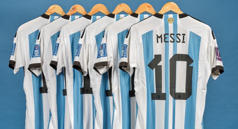 Camisetas de Messi del Mundial de Qatar subastadas en Nueva York. Foto: EFE.