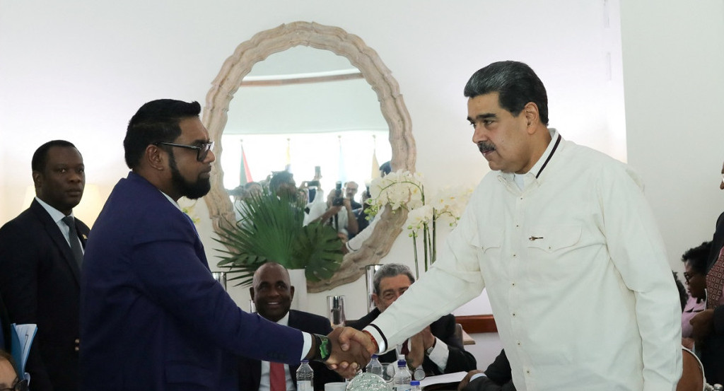 El saludo entre Irfaan Ali y Nicolás Maduro. Foto: Reuters.