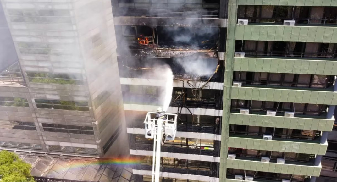 Incendio junto al Ministerio de Trabajo. Foto: X/@DiarioredesA