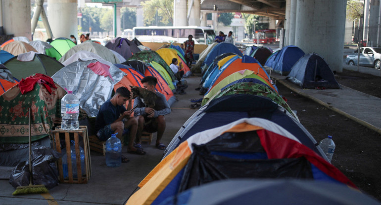Migrantes esperan un permiso que les permitirá continuar su viaje hacia la frontera Estados Unidos-México , en México Ciudad. Reuters