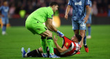 El cruce entre Emiliano Martínez y Neil Maupay. Foto: Reuters.