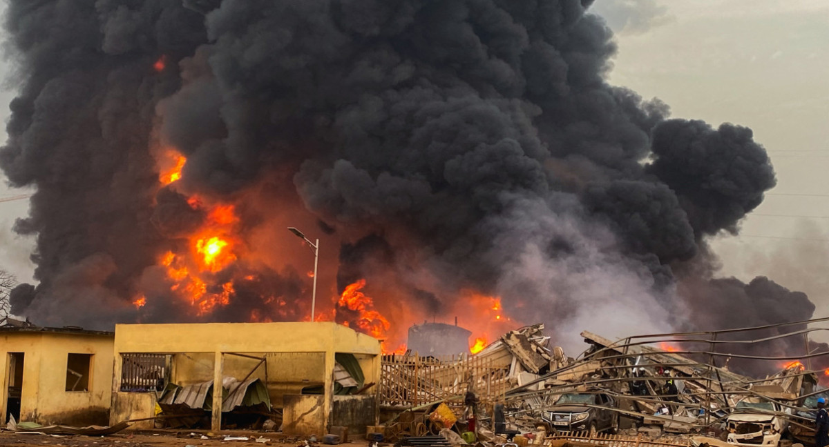 Incendio arde después de una explosión en una terminal petrolera en Conakry, Guinea. Reuters