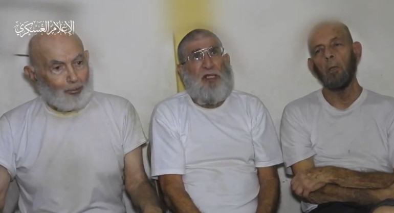 Los tres rehenes capturados por Hamás. Foto: captura de pantalla.