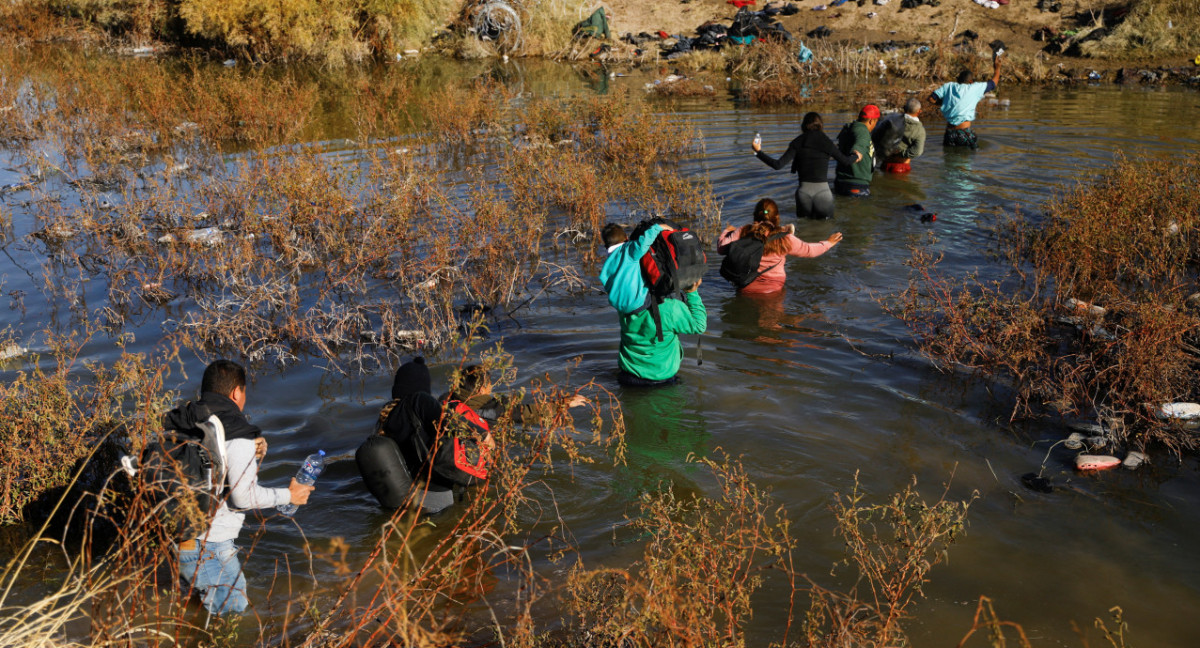 Migrantes intentando entrar desde México a Estados Unidos. Foto: Reuters.