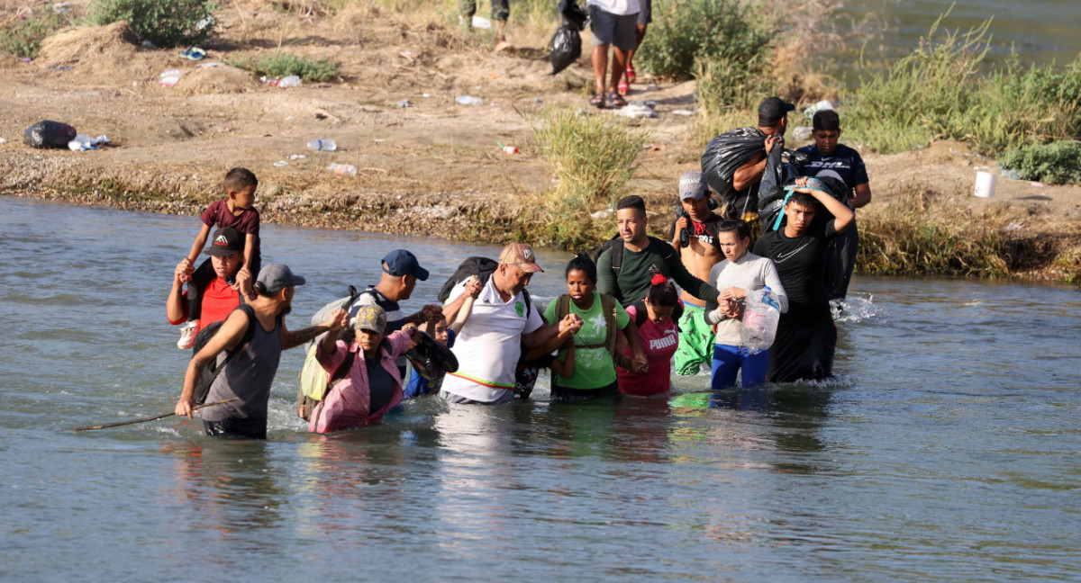 Migrantes en la frontera con Texas. Foto: EFE