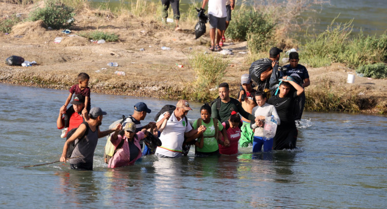 Migrantes en la frontera con Texas. Foto: EFE