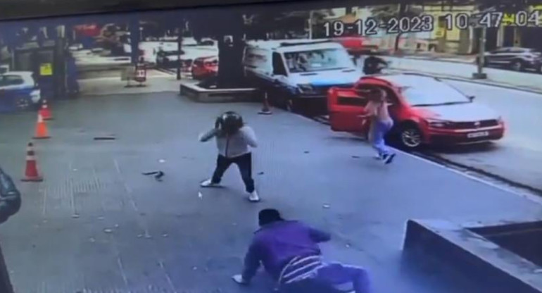 Vecinos linchando a ladrones en Tucumán. Foto: captura video