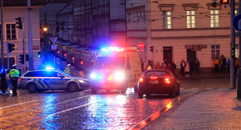 Imágenes del operativo policial en la Universidad Carolina de Praga, tras un tiroteo. EFE