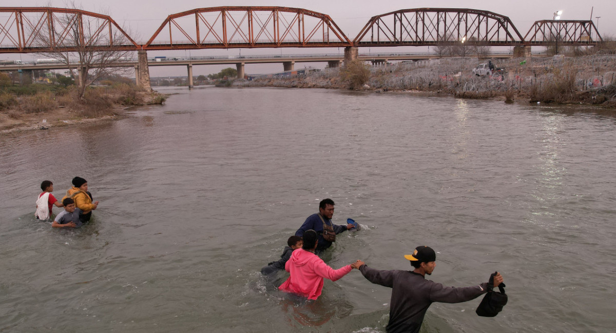 Migrantes diariamente cruzan el río Bravo entre México y EEUU. Foto: Reuters.