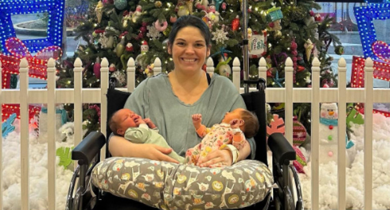 Kelsey Hatcher, mujer con dos úteros que dio a luz a mellizas. Foto: @doubleuhatchlings.