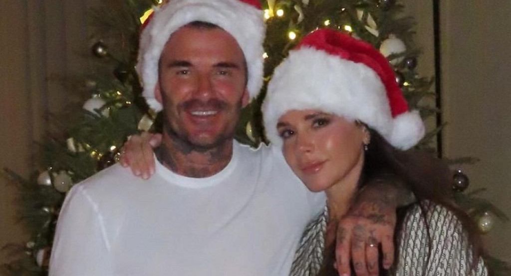 Victoria y David Beckham con looks navideños. Foto: Instagram @victoriabeckham.