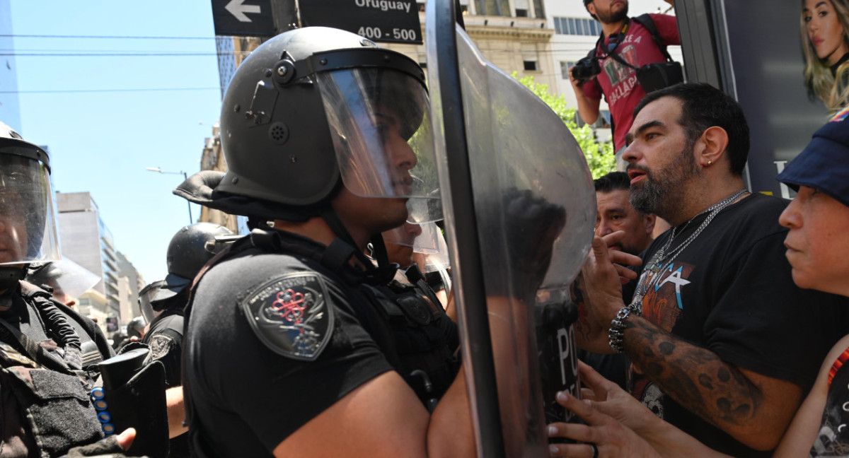 Tensión entre manifestantes y la Policía en la avenida Corrientes. Foto: Telam.