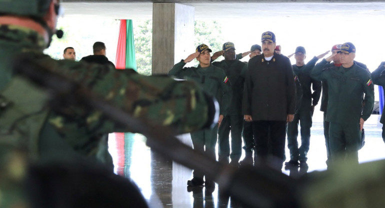 Nicolás Maduro visitó al personal militar en el Ministerio de Defensa. Foto: Reuters.