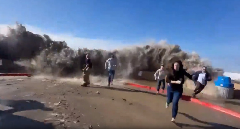 Una ola gigante golpeó las costas de California. Foto: Captura video.