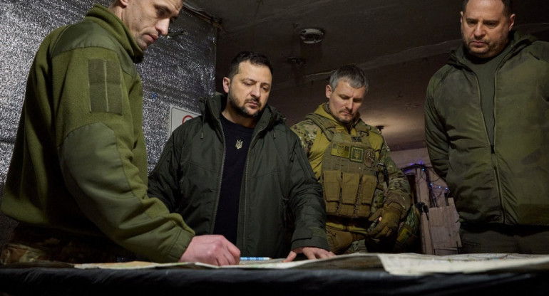 Volodímir Zelenski junto a miembros del Ejército ucraniano. Foto: Reuters.