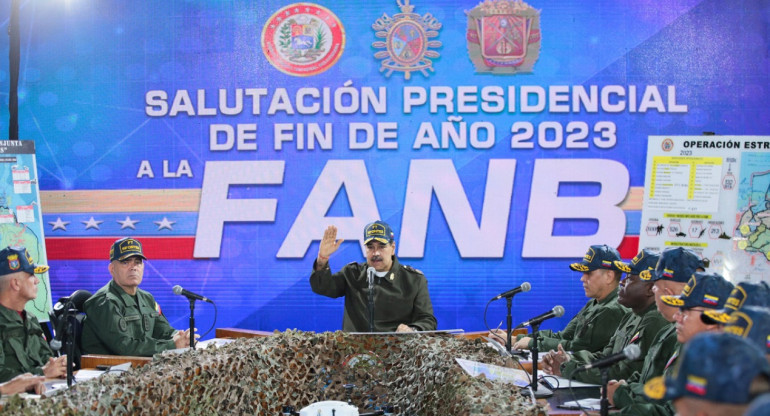 Nicolás Maduro con miembros de las FANB. Foto: Reuters.