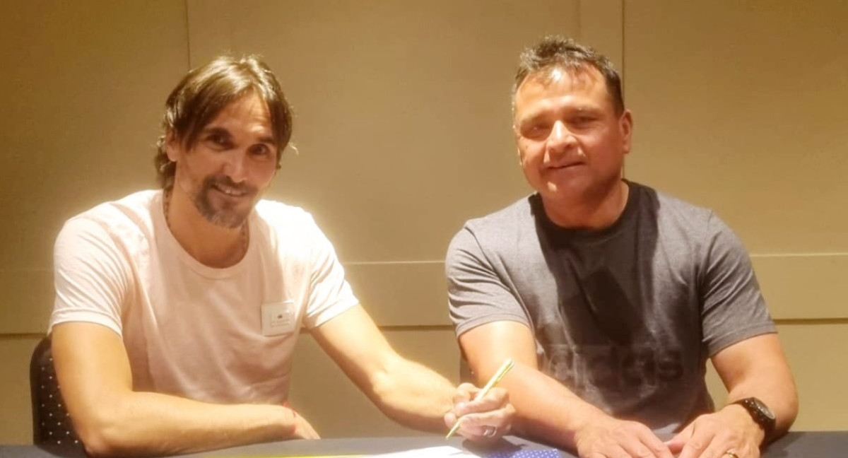 Firma de contrato de Diego Martínez como técnico de Boca. Foto: @BocaJuniors.