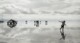 Turistas visitan el salar de Uyuni para pasar el año nuevo. Foto: EFE.