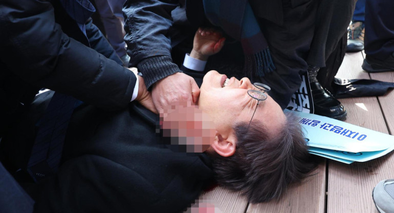 Lee Jae-myung, líder opositor de Corea del Sur, fue apuñalado en el cuello. Foto: EFE.