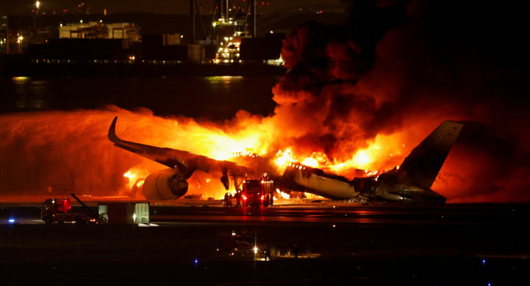 Incendio de un avión en un aeropuerto de Japón. Foto: Reuters.