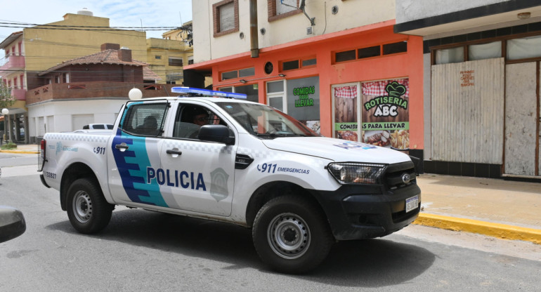 Efectivos de la policía bonaerense en la Fiscalía Descentralizada de Mar de Ajó por la muerte de Tomas Tello. Foto NA