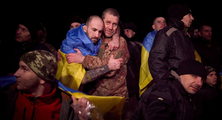 El alivio de los ucranianos liberados. Foto: Reuters