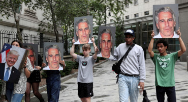 Manifestantes en contra de Jeffrey Epstein. Foto: Reuters.