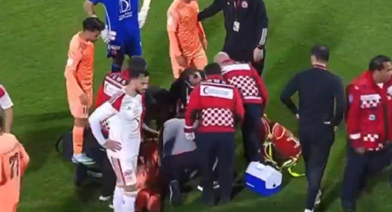 El futbolista convulsionó en medio del partido. Foto: captura video.