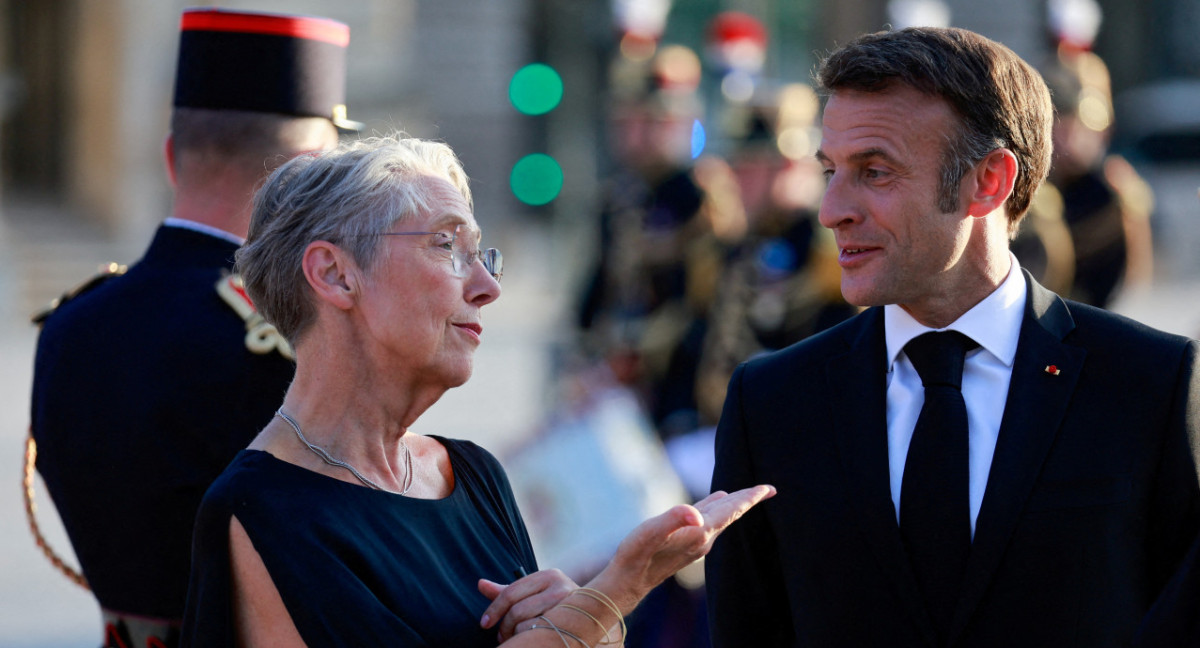 Élisabeth Borne y Emmanuel Macron. Foto: Reuters.